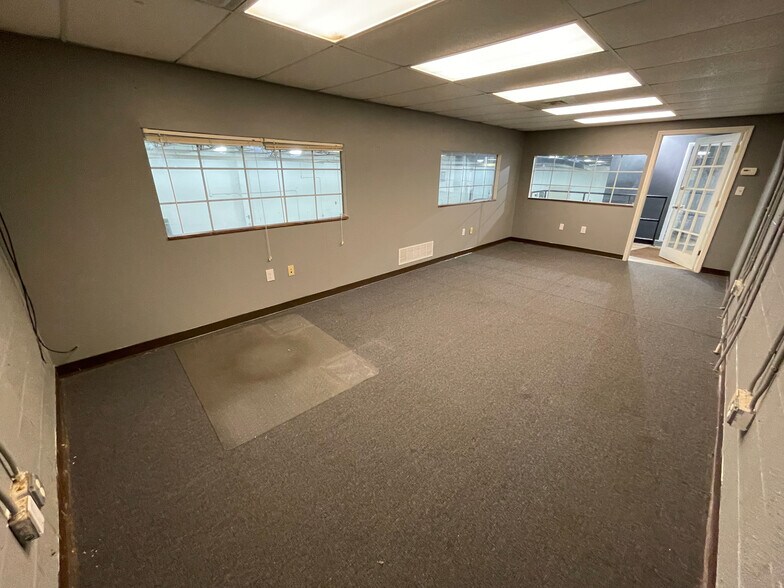 More Photos Of 1371 Saw Mill Run Blvd, Pittsburgh Warehouse For Lease