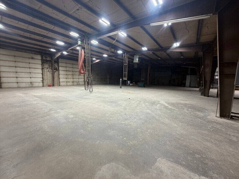 More Photos Of 5328 E Market St, Enid Manufacturing For Sale