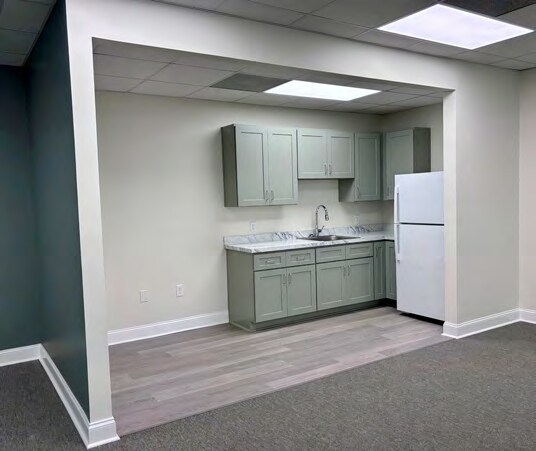 More Photos Of 537 Long Point Rd, Mount Pleasant Office For Lease