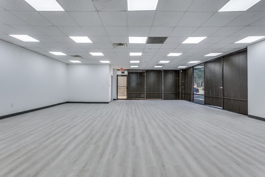 More Photos Of 1910 Pendleton Dr, Garland Flex For Lease