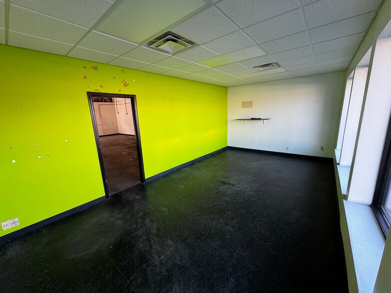 More Photos Of 1600 S Noland Rd, Independence Light Distribution For Lease