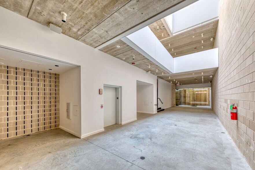 More Photos Of 1704 N Damen Ave, Chicago Storefront Retail Office For Lease