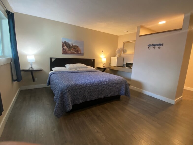 More Photos Of 126 Spruce St E, Ilwaco Hospitality For Sale