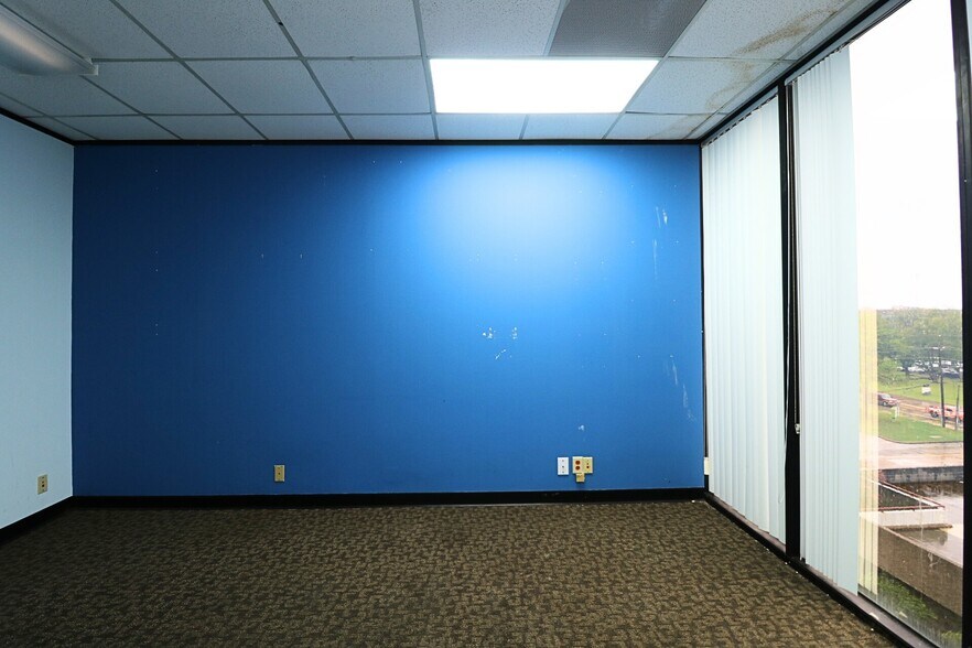 More Photos Of 6100 Corporate Dr, Houston Office For Sale