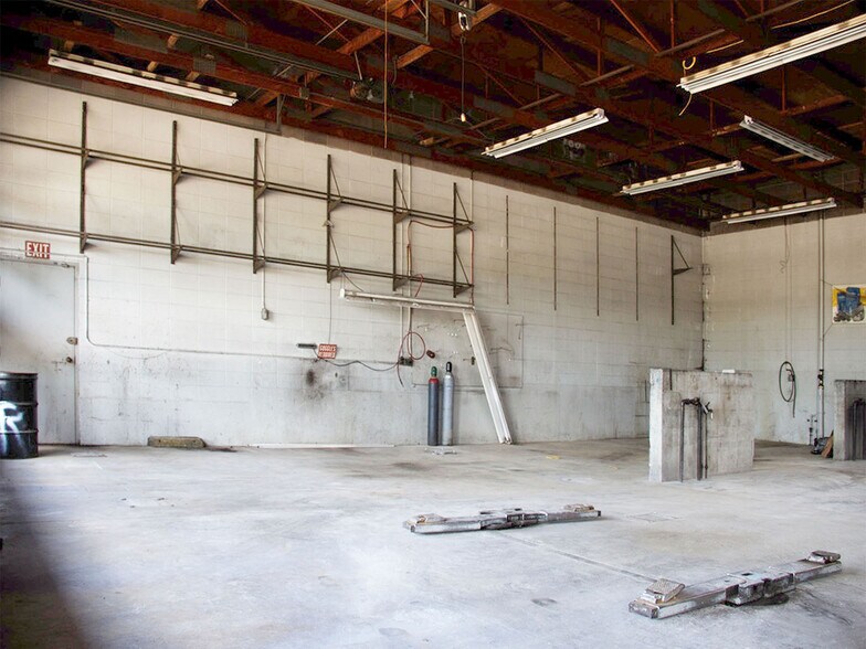 More Photos Of 16116 NE Halsey St, Portland Auto Repair For Lease