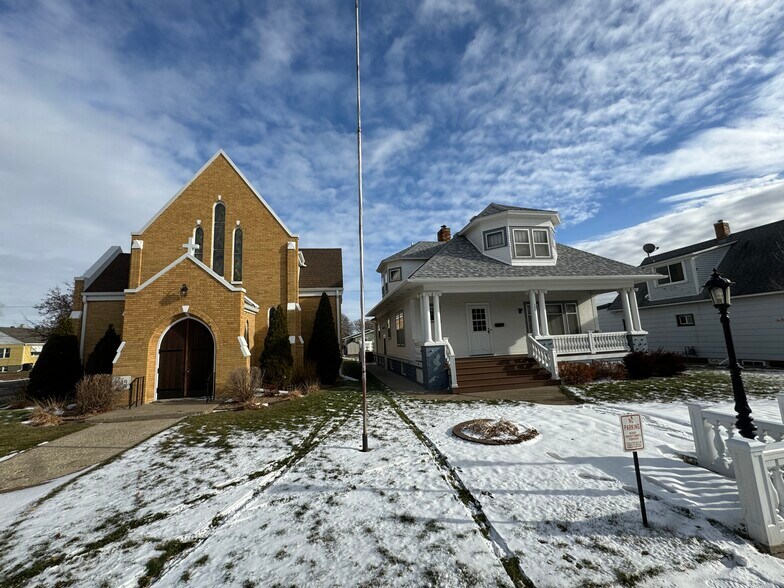 More Photos Of 210 5th Ave NW, Mandan Specialty For Sale