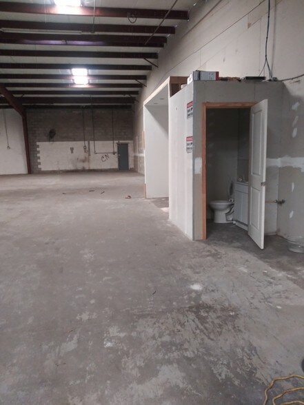 More Photos Of 5017 N Coolidge Dr, Tampa Warehouse For Lease