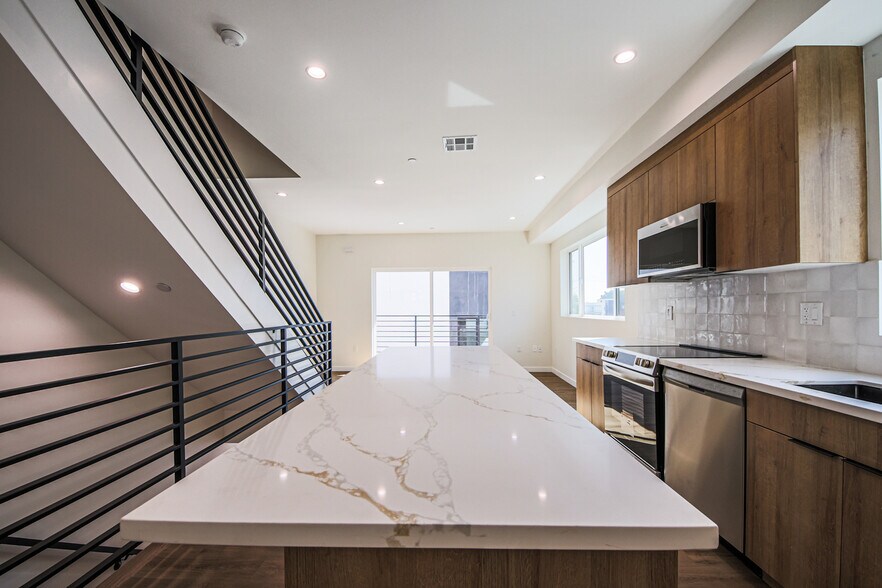 More Photos Of 2129 Aaron St, Los Angeles Apartments For Sale