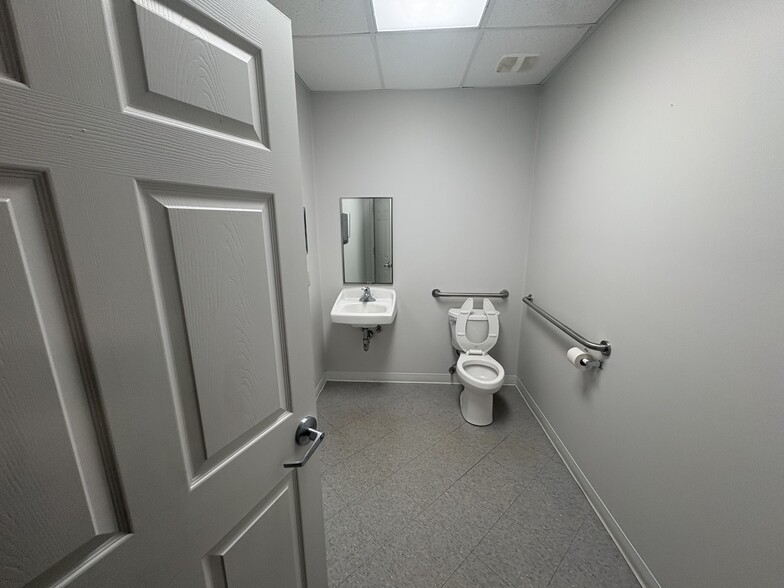 More Photos Of 3015-3019 Greystone Sq, Jackson Medical For Lease