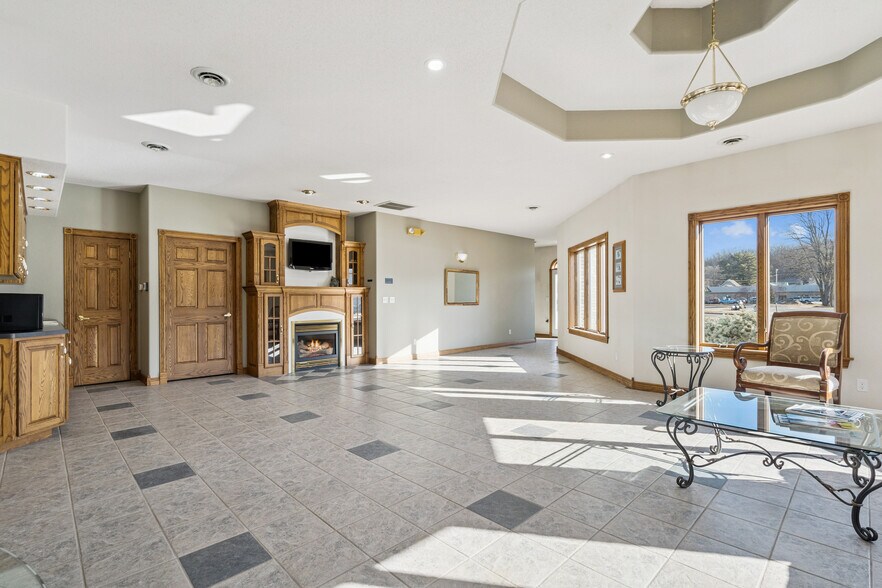 More Photos Of 702 Short St, Decorah Office For Sale