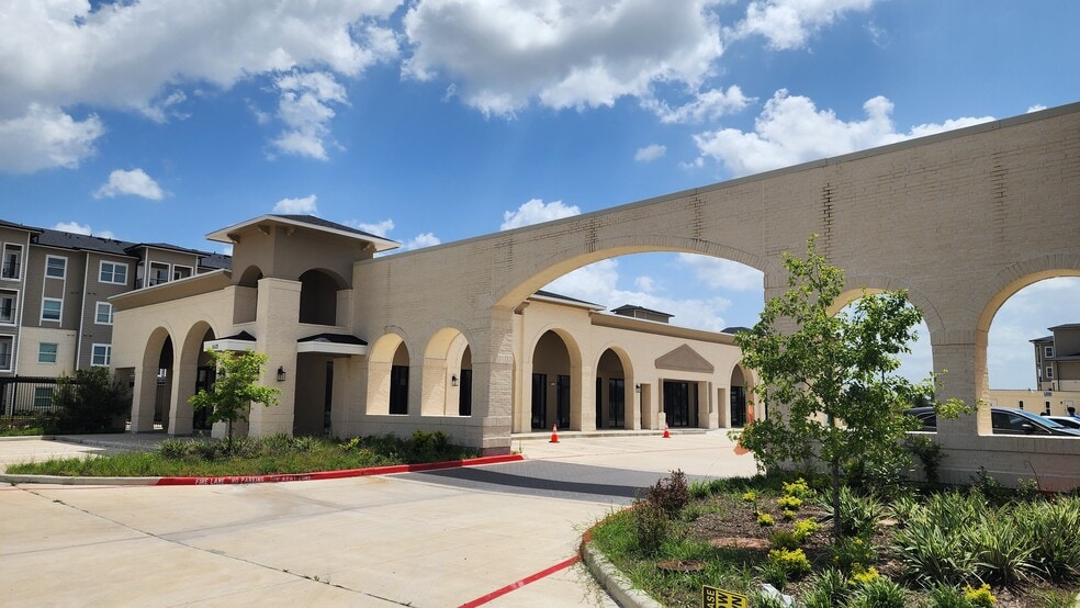 More Photos Of 5518 Queenston Blvd, Houston General Retail For Lease