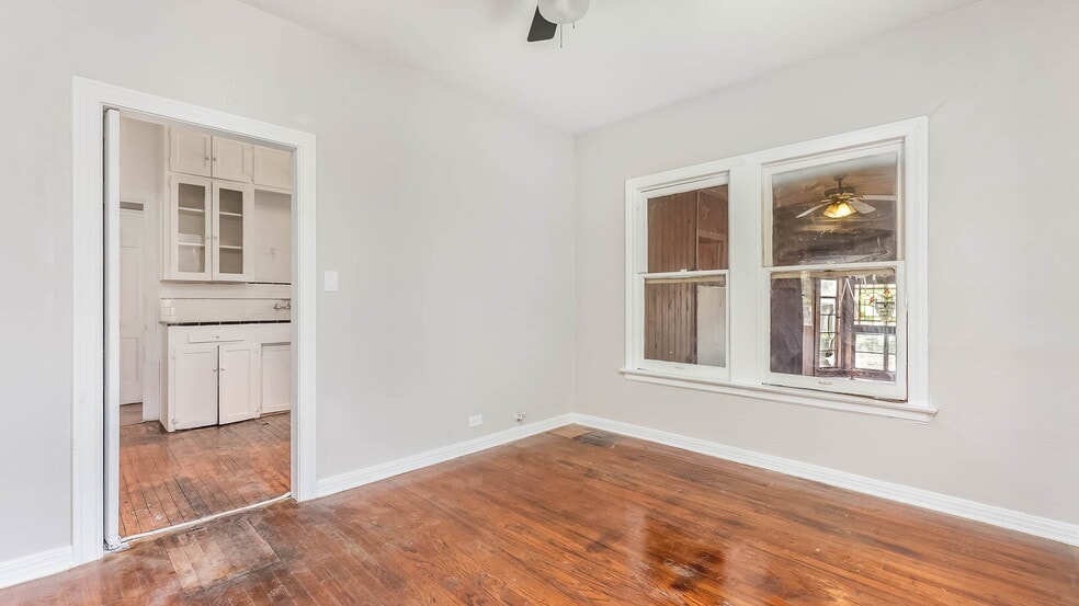 More Photos Of 1018 W Hildebrand Ave, San Antonio Storefront Retail Office For Sale