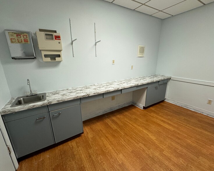 More Photos Of 974 73rd St, West Des Moines Medical For Sale