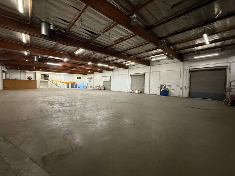 More Photos Of 7535 Woodman Pl, Van Nuys Warehouse For Lease