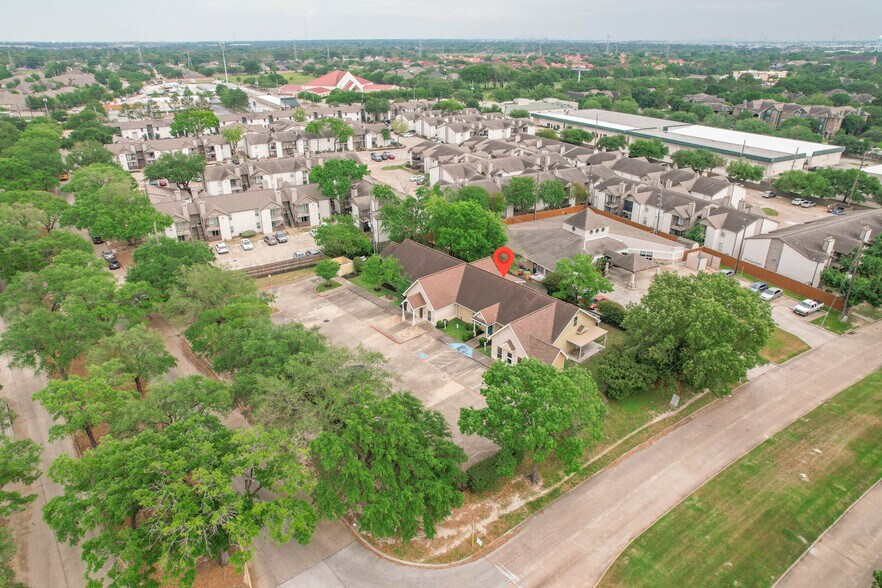 More Photos Of 11201 Steeplepark Dr, Houston Office Residential For Sale