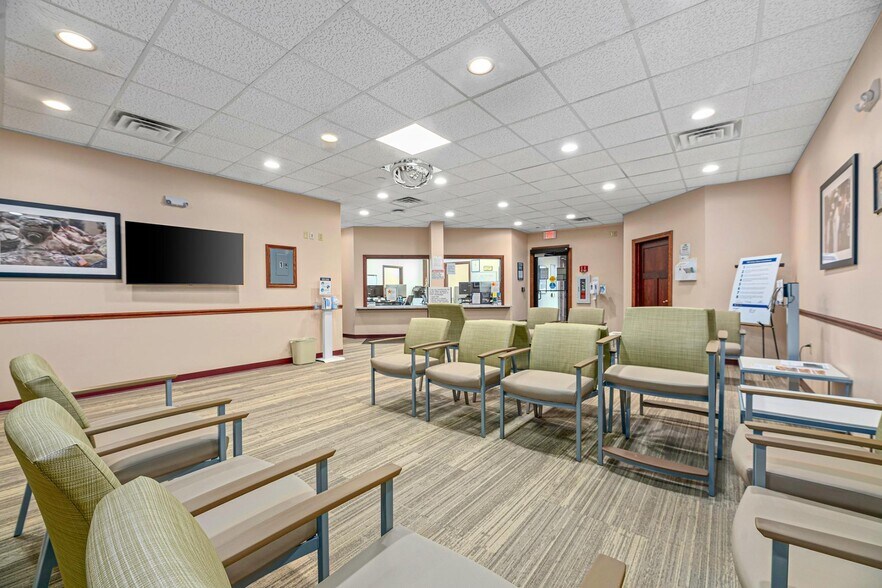 More Photos Of 629 W Cloverland Dr, Ironwood Storefront For Sale