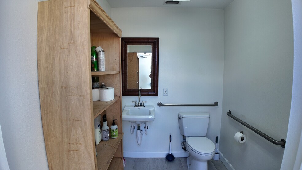 More Photos Of 2024 Princeton St, Sarasota Warehouse For Lease