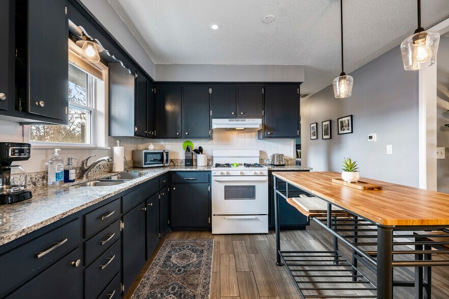 More Photos Of 110 SE 13th St, Bentonville Flex For Sale