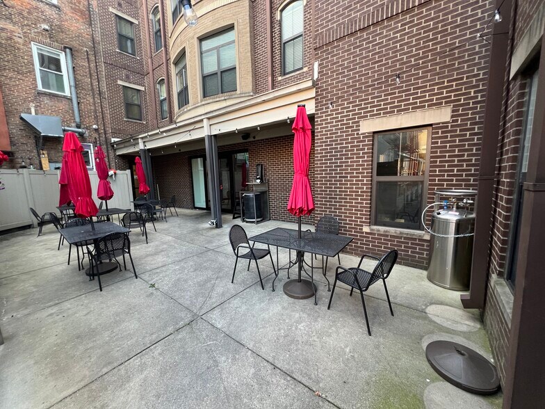 More Photos Of 7 W High St, Oxford Fast Food For Lease