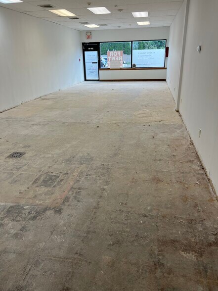 More Photos Of 231 Robbins Ln, Syosset Storefront For Lease