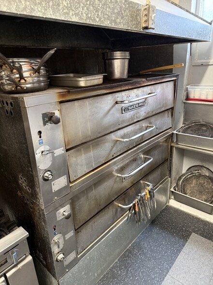 More Photos Of 4475 Ingraham St, San Diego Storefront For Lease