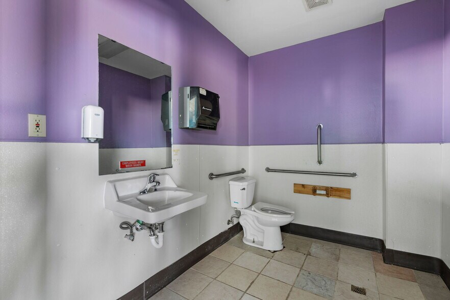 More Photos Of 3401 W Oakland Ave, Austin Truck Stop For Sale