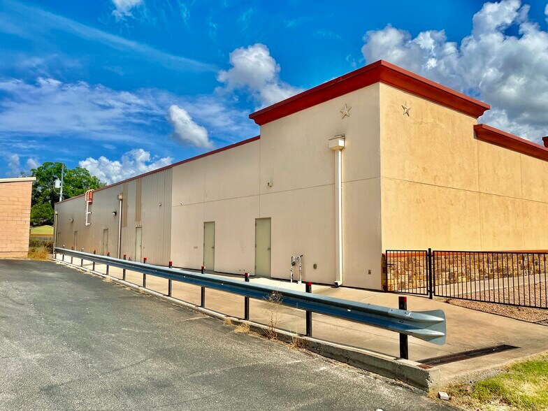 More Photos Of 102 W Dallas St, Llano Storefront Retail Office For Lease