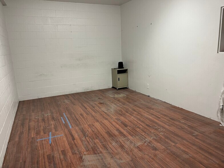 More Photos Of 180 W Oasis Rd, Palm Springs Warehouse For Lease