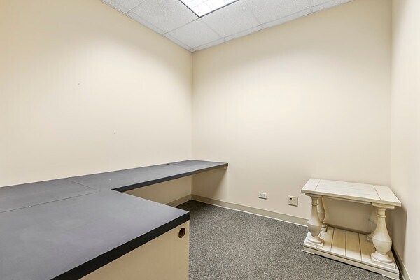 More Photos Of 501-565 N Wolf Rd, Wheeling Warehouse For Sale
