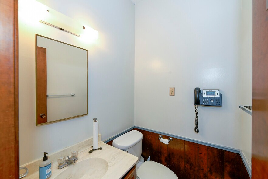 More Photos Of 13039 Nacogdoches Rd, San Antonio Veterinarian Kennel For Sale