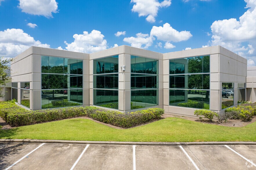 Primary Photo Of 810 Gears Rd, Houston Office For Lease