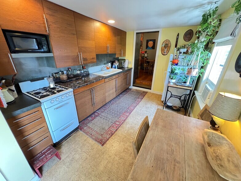 More Photos Of 1438-1442 Light St, Baltimore Showroom For Sale