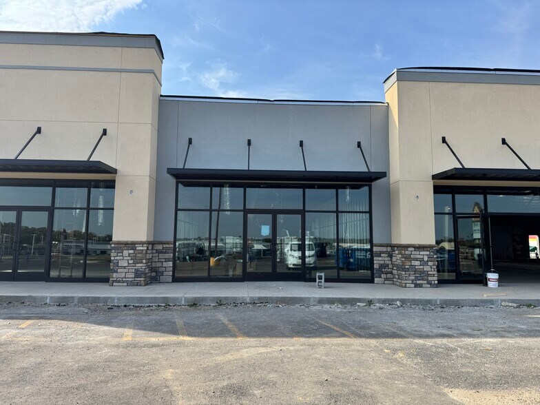 More Photos Of 1406 W 1st St, Springfield Storefront For Lease