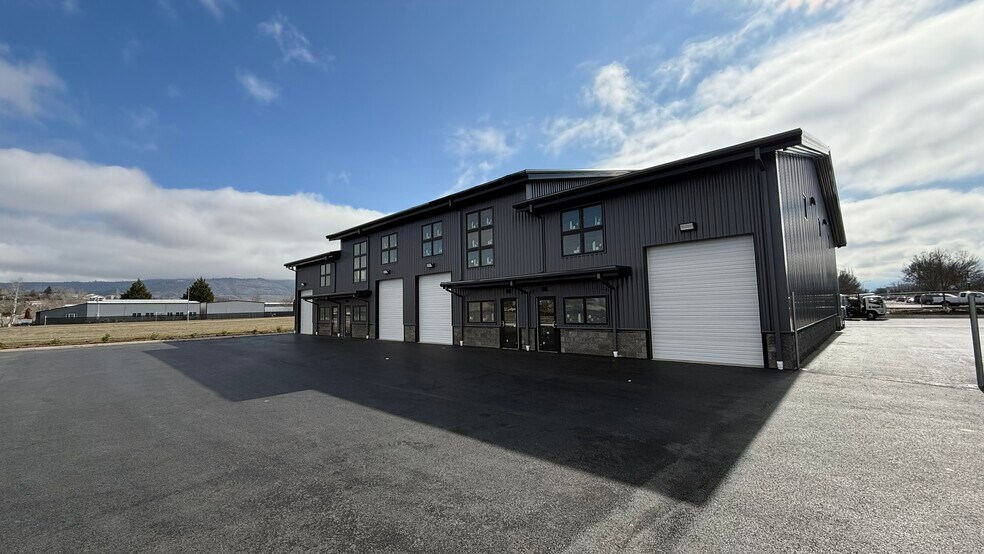 More Photos Of 2016 Commerce, Medford Showroom For Lease