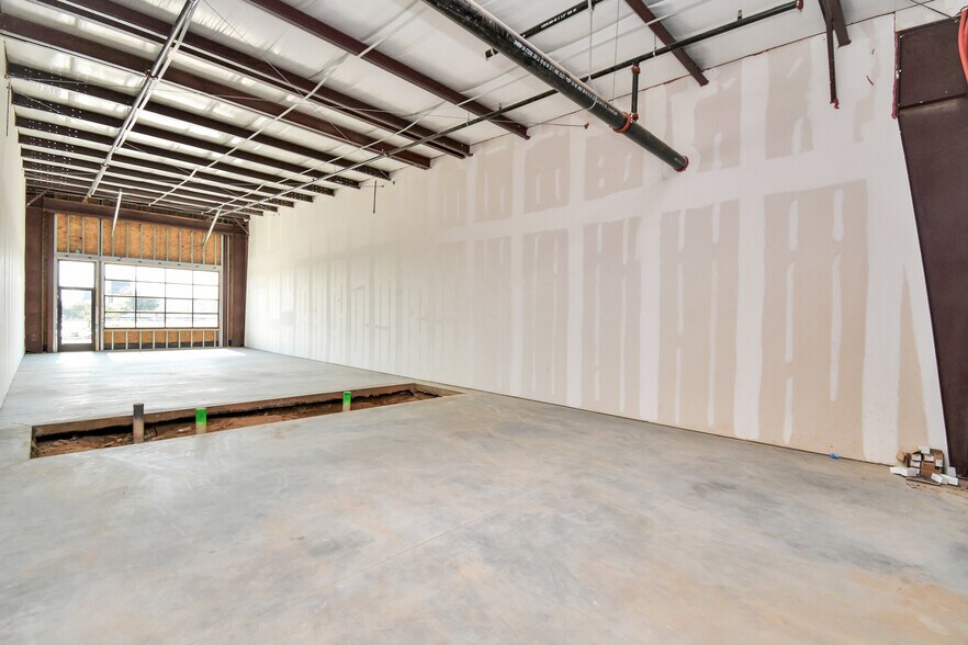 More Photos Of 30625 Kingsland Blvd, Brookshire Storefront For Lease