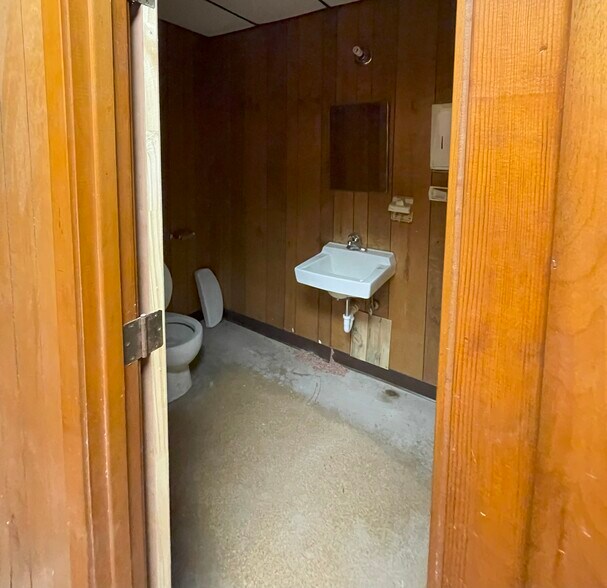 More Photos Of 854 Highway 397, Lake Charles Warehouse For Lease