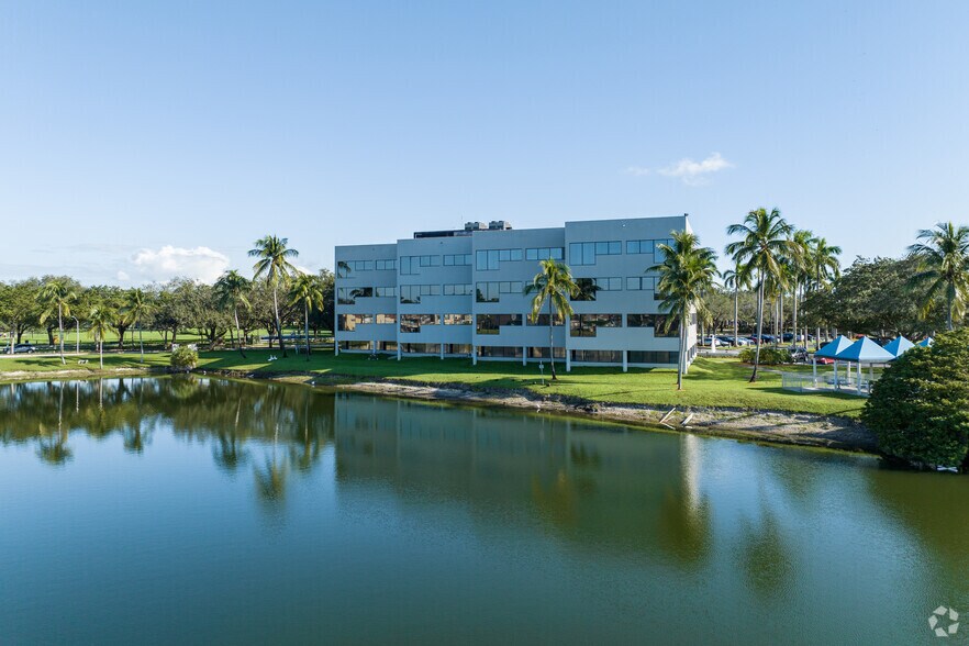 More Photos Of 8100 Oak Ln, Miami Lakes Office For Lease