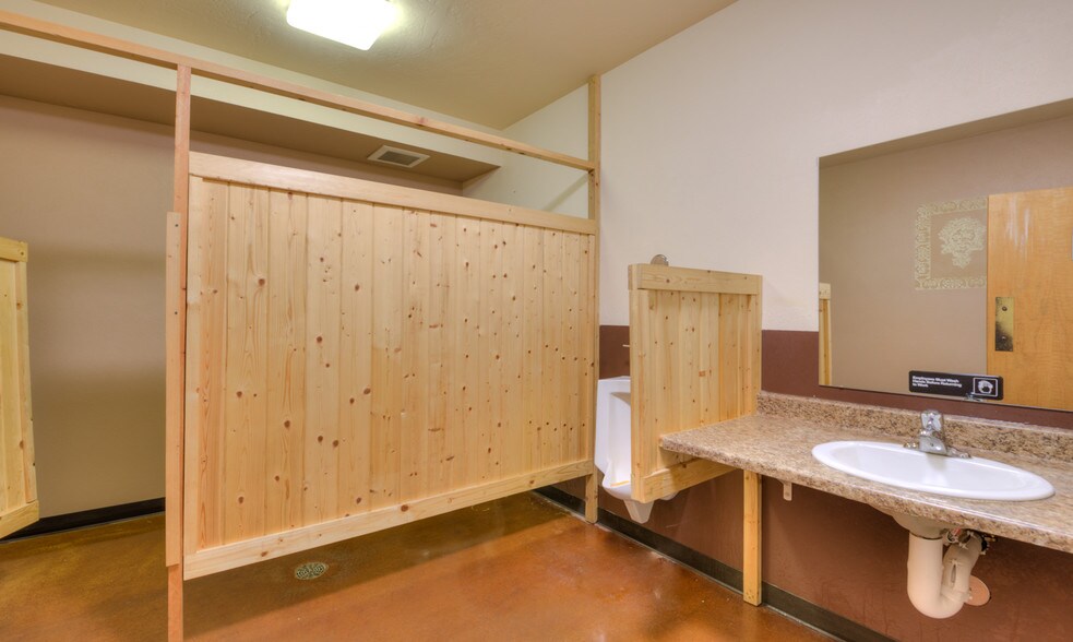 More Photos Of 5646 W Harrier Dr, Missoula Showroom For Sale