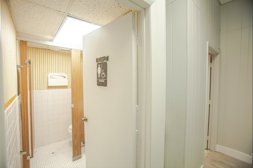 More Photos Of 16350 NE 12th Ave, North Miami Beach General Retail For Lease