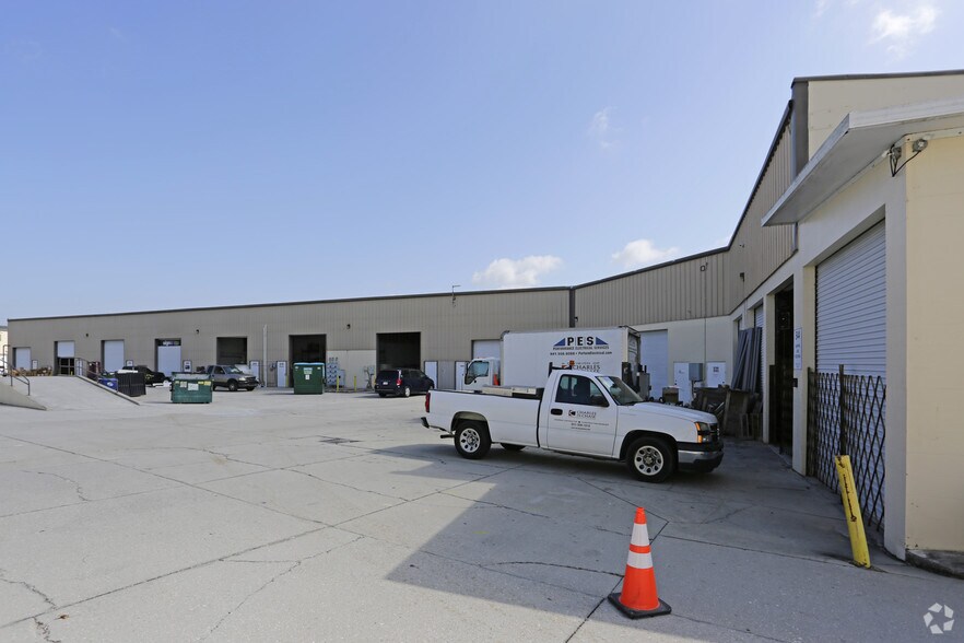 More Photos Of 418-544 Interstate Ct, Sarasota Light Distribution For Lease