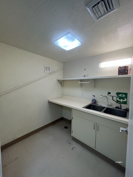 More Photos Of 1014 Kyle Ct, Ridgecrest Warehouse For Sale