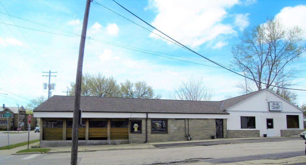 More Photos Of 801 S Main St, Bloomington Bar For Sale