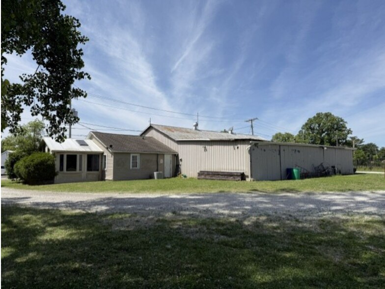 Primary Photo Of 200 W Buchanan St, Carlinville Warehouse For Sale