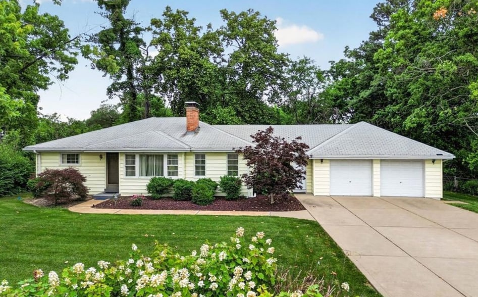 More Photos Of 11147 Olive Blvd, Saint Louis Office For Sale