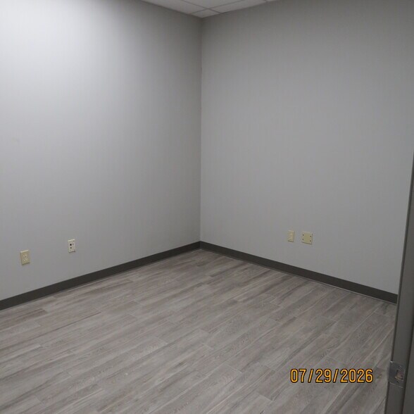 More Photos Of 5710 Clarewood Dr, Houston Warehouse For Lease