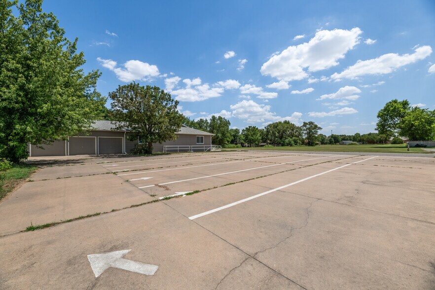 More Photos Of 106 Shadybrook Dr, Cheney Office For Sale