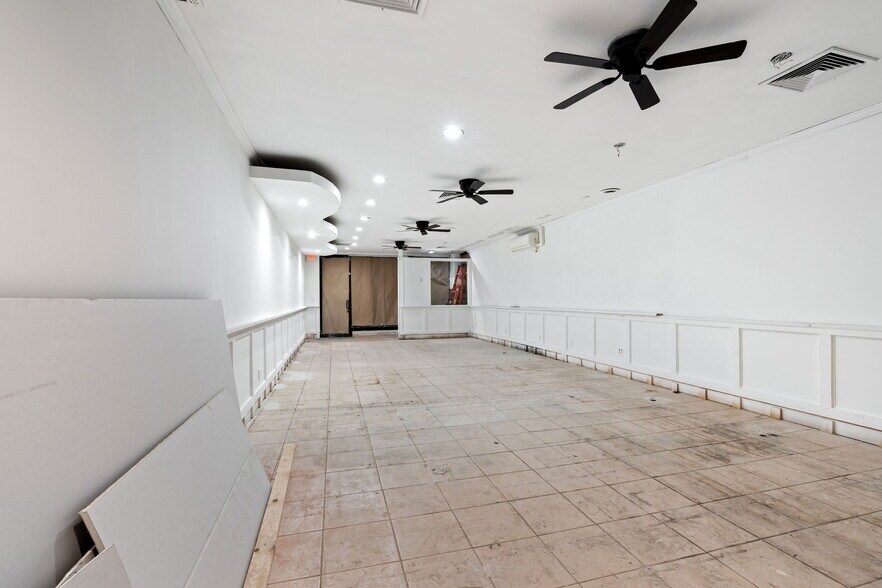 More Photos Of 2100 Clove Rd, Staten Island Storefront For Lease