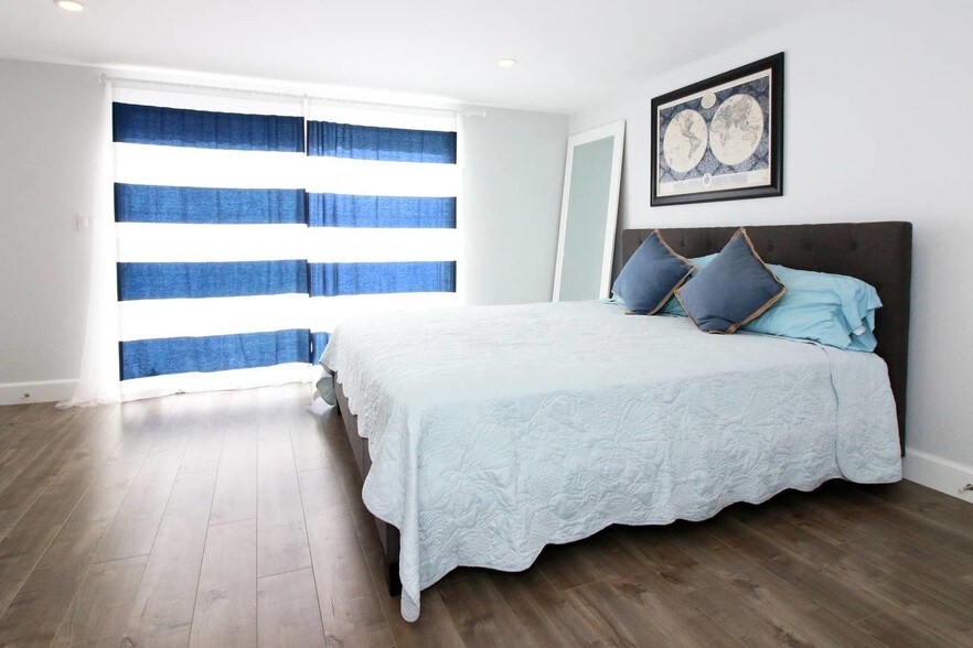 More Photos Of 1146-1148 Garnet Ave, San Diego General Retail For Sale