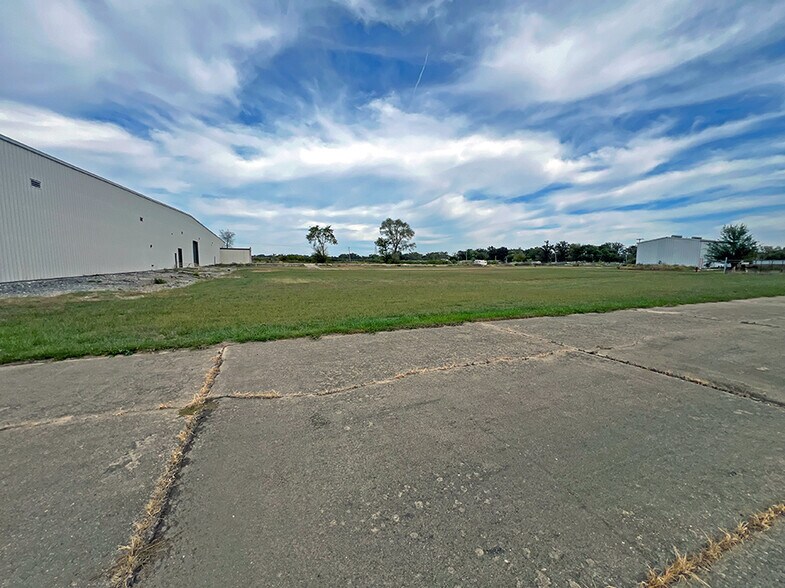 More Photos Of 823 Aaron Pky, Centralia Manufacturing For Lease