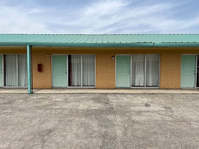 More Photos Of 208 S Ellis St, Menard Hotel For Sale